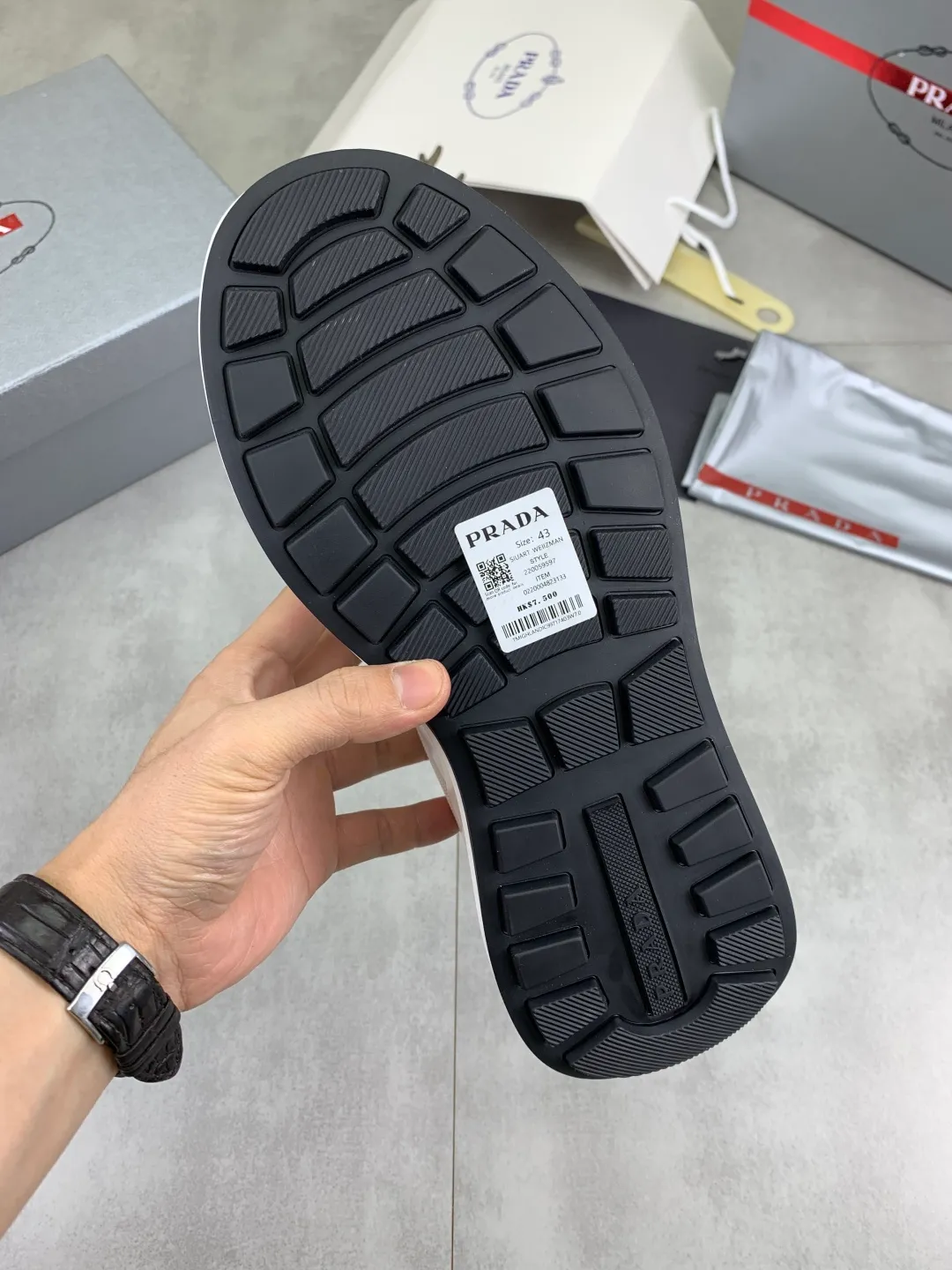 Men's Men's Shoes 💰P600 💰【New Style】 The latest model of high-quality PRADA classic men's shoes has been launched on the official website at a 1:1 replica, synchronized in Hong Kong and on the same catwalk; all made of calfskin➕imported cowhide lining, 🍡🍡original rubber outsole, non-slip and wear-resistant; comfortable on the feet, attractive style, fine workmanship, and simple and neat shoe lasts, highlighting a man's courage and toughness, 👍size 38 to 44 (45 can be customized) black White color🉑️choose